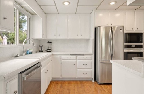 South of Conant House | Vintage Vibes| Near Airport | Dual Living Room