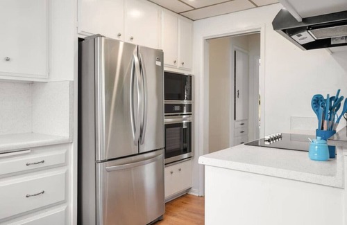 South of Conant House | Vintage Vibes| Near Airport | Dual Living Room