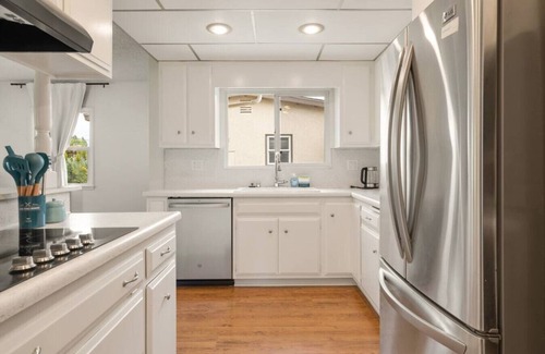 South of Conant House | Vintage Vibes| Near Airport | Dual Living Room
