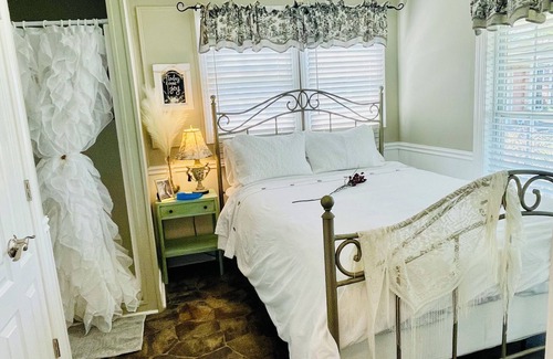 Cordova House | Vintage Villa Guesthouse