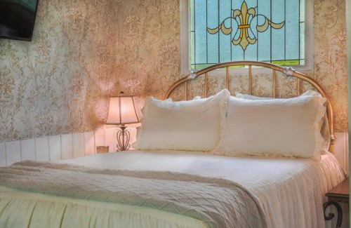 Pine City Cabin | Vintage Wild West Tiny Hotel in the Woods!