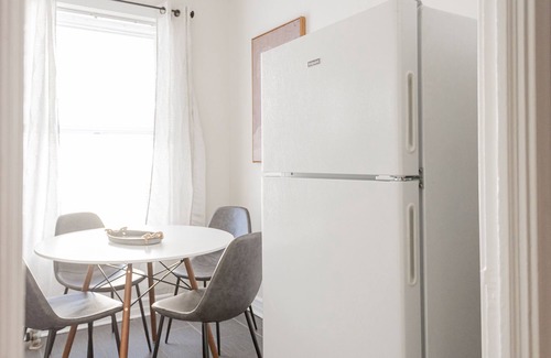 Rogers Park House | VintageLoversEscape|Homey|Stylish1BR|CloseToBeach