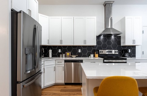 Inglewood Condo | Vinyl Vibes - Luxury Condo with Modern Edge + Gym