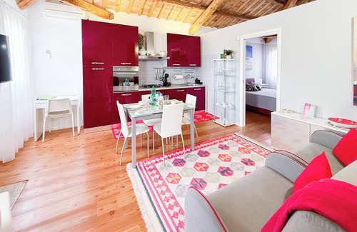 Cavarzere Apartment | VIOLET Luxury Apt in Villa, Patio, Pool, Hot Jacuzzi, A/C, WiFi, Gym, Sauna