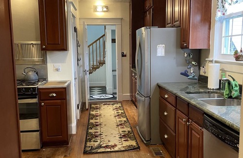 Reedville House | Violette's Respit -Gateway of Millionaire's Row offers loads of space-pets ok