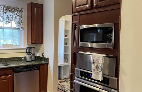 Reedville House | Violette's Respit -Gateway of Millionaire's Row offers loads of space-pets ok