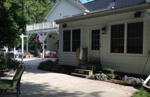 Reedville House | Violette's Respit -Gateway of Millionaire's Row offers loads of space-pets ok