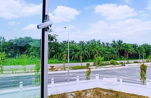 Pelabuhan Klang Villa | VIP Family Room (2 King Bed+Free Parking+Free laundry+Gym+Kitchen+WiFi+2Bath)