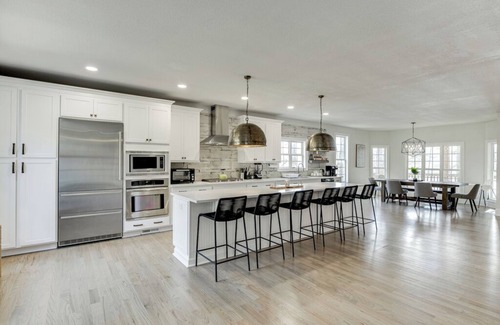 Murrayville House | VIP Lake House-5 bed+Bonus room on Lake Lanier w/Hot Tub, dock,& lake views