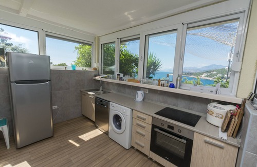 Utjeha House | VIP location, first line, Jacuzzi