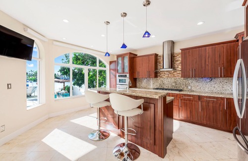 North Bay Village House | VIP Luxury 5 BR OceanFront Villa | Heated Pool & Dock | Free Parking & WiFi