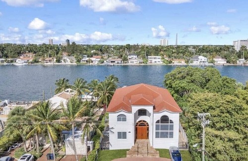 North Bay Village House | VIP Luxury 5 BR OceanFront Villa | Heated Pool & Dock | Free Parking & WiFi