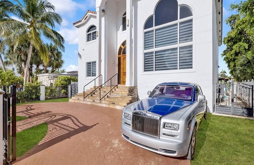 North Bay Village House | VIP Luxury 5 BR OceanFront Villa | Heated Pool & Dock | Free Parking & WiFi