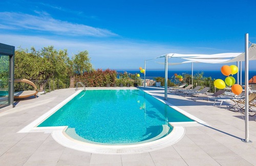 Diano Marina Apartment | ViP Panorama 2 - apartment in modern Hi-Tech villa, with Jacuzzi and pool, sea-view