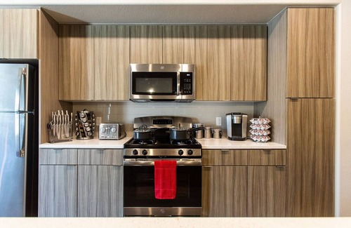 Camarillo Apartment | VIP Suite 👑 King Bed 💻WiFi 📺YouTube TV⚡️ Pool