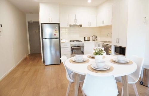 Glen Waverley Apartment | ViQi Apartment 2 min from centre with premium Netflix & prime Amazon,75 inch Tv