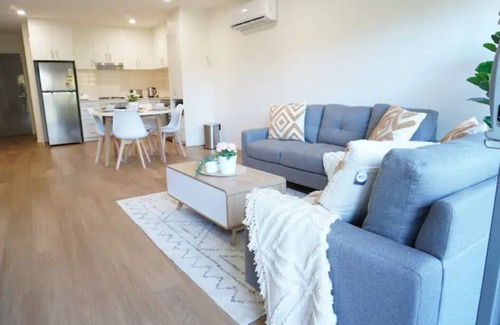 Glen Waverley Apartment | ViQi Apartment 2 min from centre with premium Netflix & prime Amazon,75 inch Tv