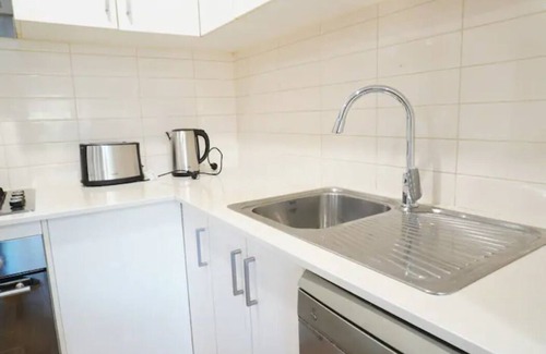 Glen Waverley Apartment | ViQi Apartment 2 min from centre with premium Netflix & prime Amazon,75 inch Tv