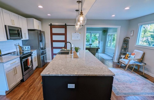 Canton House | Vision House: Mountain Views | Family-Friendly & Dog-Friendly | Airy Atmosphere