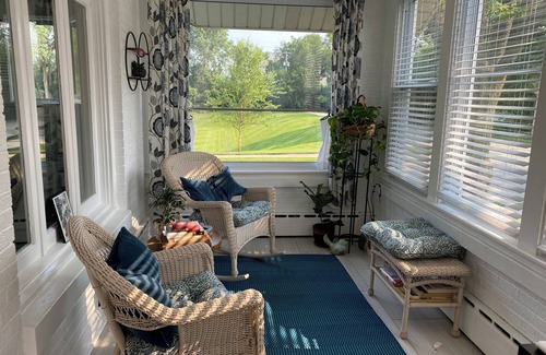 Forestview House | Visit Chicago stay in quiet suburb. Tranquil 2-bedroom house in Lombard.
