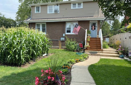 Forestview House | Visit Chicago stay in quiet suburb. Tranquil 2-bedroom house in Lombard.