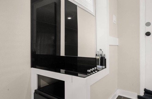 Chico House | Visit our bright, spacious and clean centrally located one bedroom!