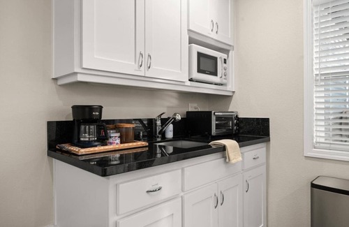 Chico House | Visit our bright, spacious and clean centrally located one bedroom!