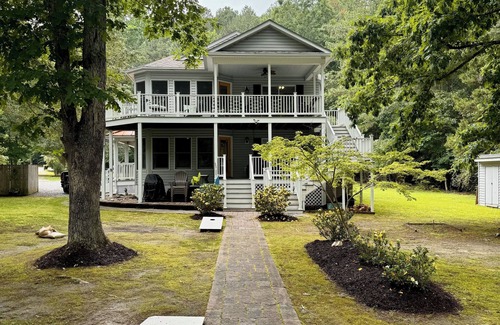 Henrico House | Visit The Good Life on Lake Gaston! 5 bedrooms with kayaks, SUPs, pedal boat.