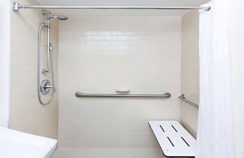 Ashley Oaks Hotel | Visit the Lakeshore Park! Private Kitchen & FREE Parking! Pets Allowed, Gazebo!