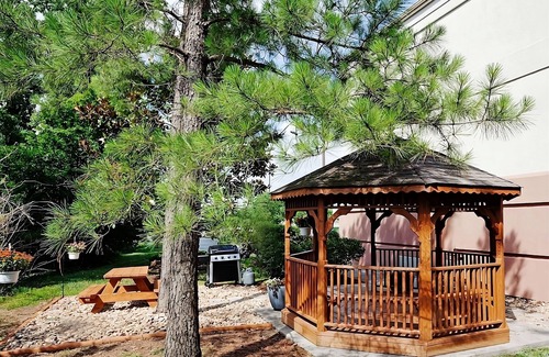 Ashley Oaks Hotel | Visit the Lakeshore Park! Private Kitchen & FREE Parking! Pets Allowed, Gazebo!
