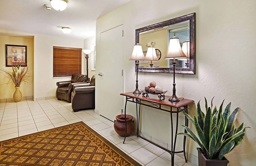 Ashley Oaks Hotel | Visit the Lakeshore Park! Private Kitchen & FREE Parking! Pets Allowed, Gazebo!