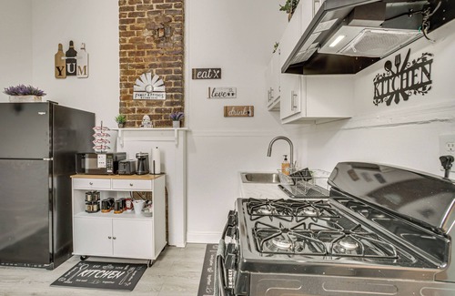 Freret Apartment | Visit Tulane & Loyola: Walkable Paradise in NOLA!
