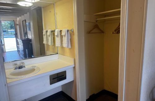 Galax Hotel | Visitors Inn