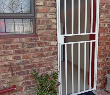 Newcastle House | Visitors' Paradise Guest House
