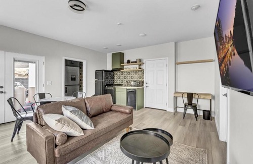 Vista Apartment | Vista 2-Bedroom Apartment - Free Wifi - Near Beach