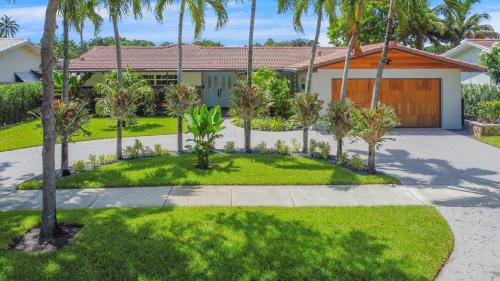 Miami Lakes House | Vista Azul is a Lake house with pool, gym, fishing dock and more!