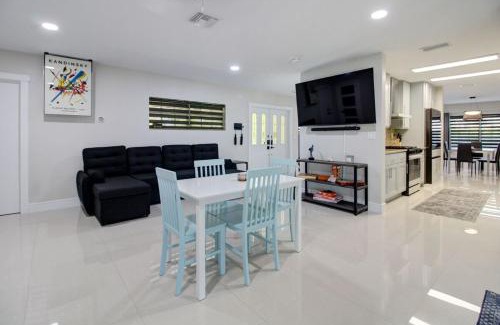 Miami Lakes House | Vista Azul is a Lake house with pool, gym, fishing dock and more!