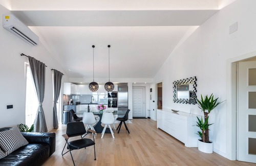 Gornji Kono Apartment | Vista Deluxe Apartment with swimming pool