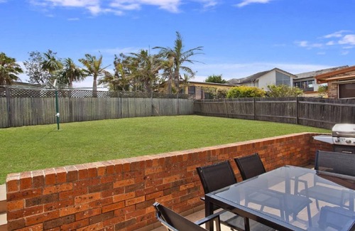 Forresters Beach House | VISTA DI MARE | Short walk to beach | Accom Holidays