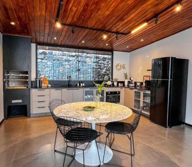 Maria da Fe House | Vista espetacular, piscina e banheira no quarto!