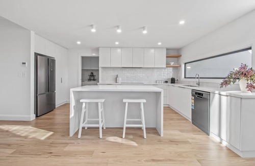 Kooringal House | Vista Heights - Contemporary Entertainer