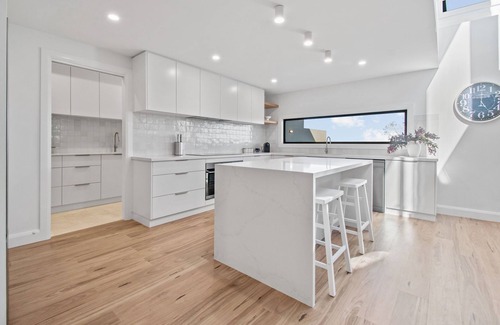 Kooringal House | Vista Heights - Contemporary Entertainer