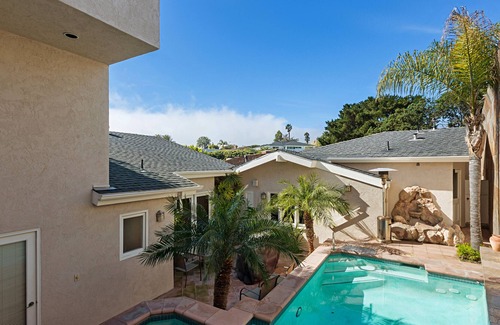 La Jolla Mesa House | Vista La Jolla offers a central location to world famous La Jolla beaches