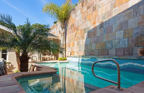 La Jolla Mesa House | Vista La Jolla offers a central location to world famous La Jolla beaches