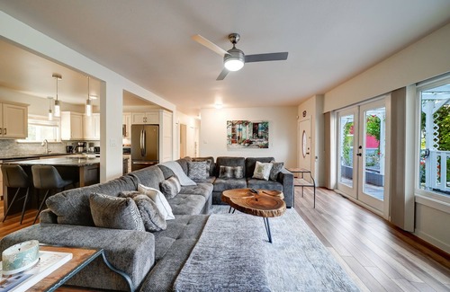 Okanagan-Similkameen House | Vista La Rosa - The rose garden lake view house!