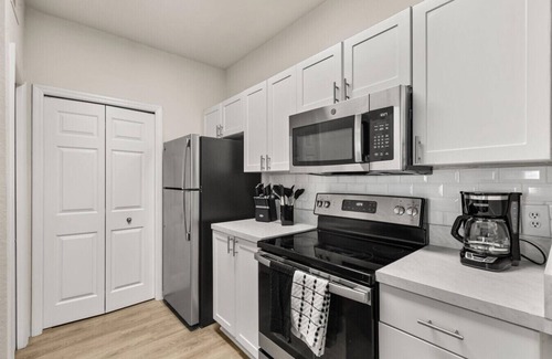 County Line Coalition Apartment | Vista Lagoon Close to USF