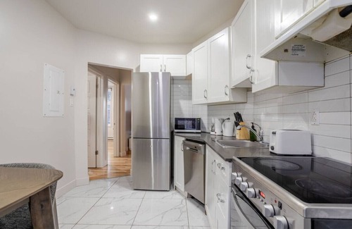 Cote-Des-Neiges—Notre-Dame-De-Grace Apartment | Vista Nook Light Filled 2BR in NDG