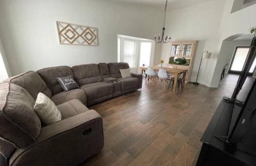 Sierra Vista House | Vista Retreat - Country Club Estates