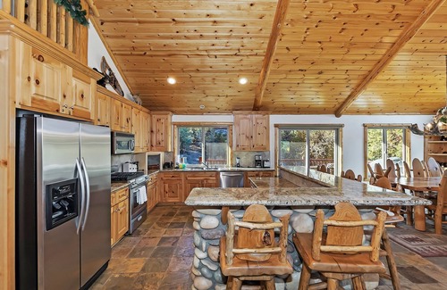 Castle Glen Estates Cabin | Vista Ridge Retreat by Destination Big Bear : Castle Glen Luxury Log Home with Awesome Lake Views! Hot Tub! Pool Table!