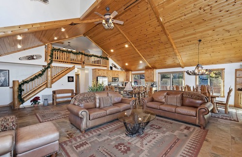 Castle Glen Estates Cabin | Vista Ridge Retreat by Destination Big Bear : Castle Glen Luxury Log Home with Awesome Lake Views! Hot Tub! Pool Table!